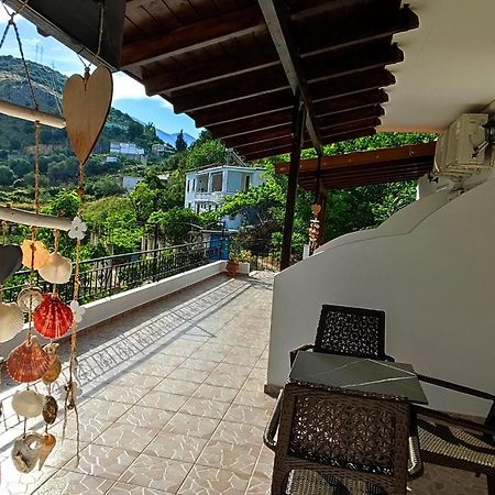 Bed and Breakfast On The Rocks à Qeparo Chambre photo
